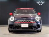 MINIのフロントグリルのデザインはイギリスで生まれた当初から、シルバーのサイドバーが折り重なった伝統的なデザインで御座います。その伝統はBMWのお車になってからでも少しずつ形を変えて守られております