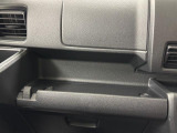 助手席側のインパネは多機能!間口の広くて使いやすいトレイや何かと工具や買い物袋を掛けれる便利なフック付き!