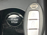 【インテリジェントキー】カバンやポケットに入れたままでもドアの施錠・解錠が可能なスマートキーを装備。エンジンのオン・オフ時もカギを取り出す必要が無いからとっても便利です♪