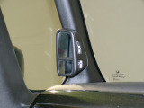停車時や発進時、対向車とのすれ違いや路肩に寄せるときなど、車両左側前方を確認するときに役立ちます。