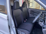 運転席もゆったりとお座り頂けます。