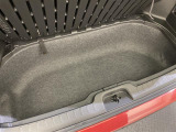 【床下収納式サードシート】レバーを引けば簡単に収納できるサードシート!!床下にフラットに収納されるので荷物も乗せやすいです♪
