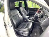 【ハーフレザーシート】高級感と座り心地を両立した人気のシート♪背面・座面のファブリック素材は、通気性の良さや滑りにくさに優れています。気温や服装に左右されず快適にお乗りいただけます。