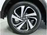 純正アルミホイール。デザインが素敵ですね。お車全体のイメージ変わりますね。ホイールの重量やタイヤの放熱性など性能面に大きく関わる部分ですよね。タイヤサイズは 195/60R17 です。