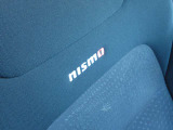NISMO専用スエード調スポーツシート(nismoロゴ入り、レッドステッチ付)&ドアトリムクロス