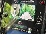 【マルチテレインモニター】車のフロントやサイドのカメラ画像を同時にモニター表示することで、悪路や狭い道を走行時でも周囲の状況確認ができ安心!本格SUVにうれしい装備です♪
