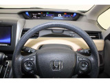 ハンドル左側にはオーディオ操作が出来るオーディオリモートコントロールスイッチ、右側にはHondaSENSINGとオートクルーズスイッチを装備!長距離運転や高速道路の運転では大活躍です!