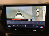 視認性の良い広角カメラでフロントと上方から車両周辺をご確認いただけますので、狭い道やすれ違い、路肩寄せなどに役立ちます。
