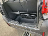 ラゲッジスペース下に大きな収納もございます♪