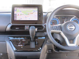 すっきりした運転席周りにはナビやエアコンの操作パネルを設置しておりますので、お一人での運転でもご安心できます。