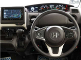 運転にかかわる様々な操作を安全に行えるように視点移動が少なく、操作性に配慮されたスイッチ類が凝縮されたコクピットです。