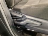 シートハイトアジャスターが付いているので運転姿勢を調整するのに便利ですね。身長に合ったシートポジションは安全運転や疲労軽減にもつながります。