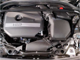 【BMWエンジン】革新的なガソリン・エンジン・テクノロジーによる高性能かつ高効率。レスポンスの良いパワーを発揮。常にスムーズな吸気を実現しアクセル開度にダイレクトに反応しドライビングを楽しく演出。