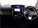 スタイリッシュなデザインのインパネ。各操作スイッチは使いやすい位置に配置されてます。