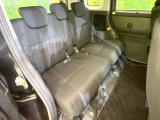 後部座席も気になるようなキズ・汚れやへたり等、大きなダメージはなく、良好な状態です。