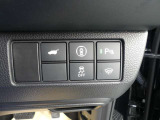 運転席からテールゲートの開閉が可能です。パーキングセンサ―、フロントガラス熱線、VSA、安全支援情報スイッチです。
