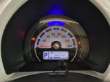 スピードメーターはこちら!すっきりとしたデザインで、昼間でも夜間でも見やすい設計になっています。