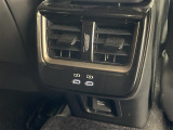 【 後席エアコン 】後席にもエアコンがついておりますので、車内全体を快適な温度に調節いただけます♪