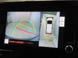 パノラミックビューモニター付きです。車両を上から見たような映像をディスプレイオーディオ画面に表示。運転席からの目視だけでは見にくい、車両周辺の状況をリアルタイムでしっかり確認できます。