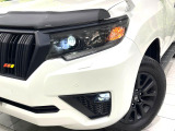 【LEDヘッドライト】悪天候や夜間走行時も良好な視界を確保し安心して運転できる高輝度LEDヘッドライトを装備!点灯速度が早く、消費電力も抑えられています。
