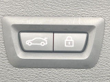 ●電動リアゲート:ワンタッチでリアゲートの開閉ができ、荷物などで両手が塞がっている状態でも簡単に開閉ができる便利機能です。