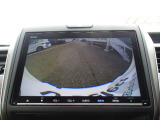 バックカメラが付いています。雨や夜でも後方確認が可能です。目視とあわせて、ご利用ください!