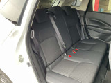 後部座席も足元広々とお座り頂けます。クッション性もあります。
