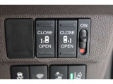 乗り降りラクラクな両側パワースライドドアが装備されてます。運転席からもリモート操作が可能です。外からはリモコンキーで開閉することができます。巻き込み防止機能もありますので安心です。
