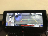 パノラミックビューモニター付きです。車両を上から見たような映像をディスプレイオーディオ画面に表示。運転席からの目視だけでは見にくい、車両周辺の状況をリアルタイムでしっかり確認できます。