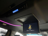 【フリップダウンモニター】大画面モニターで後席でもエンタメをお楽しみいただけます。小さなお子様にも大人気の装備です♪
