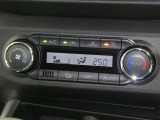 【オートエアコン】車内温度を感知して自動で温度調整をしてくれるのでいつでも快適な車内空間を創り上げます!どの席に座っても快適なドライブが楽しめます♪