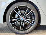 【BMWアロイホイル】軽量かつ強度に拘ったアロイホイル。走行性能ポテンシャルを引き出す設計。車の足元を引き締めてくれる大きなポイントはアロイホイルです。