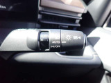オートライト機能が装備されており暗い場所に入ると車両が検知しライトのON・OFFを自動的に切り替えてくれますので非常に便利な装備です♪