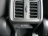 リアベンチレーション装備。後席用のUSBチャージャーも装備されています。