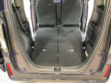 後席背もたれを倒せばちょっと大きめの荷物や長いものを積みたい時に便利です。