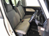 運転席の座面高さを調整できるシートリフターが付いています。フロントシートはベンチシートを採用で、座面も広く使い勝手もいいですよ♪