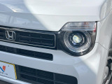 【LEDヘッドライト】悪天候や夜間走行時も良好な視界を確保し安心して運転できる高輝度LEDヘッドライトを装備!点灯速度が早く、消費電力も抑えられています。