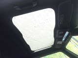 【ガラスルーフ】ガラスルーフ搭載で車内の解放感が一気にアップ!開放的なドライブをお楽しみいただけます。