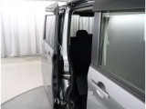 両側パワースライドドア付きだから、狭い駐車スペースなどでの 乗り降りラクラク!小さなお子さまのいるご家庭には嬉しい装備。