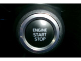 プッシュスタート付き。スマートキーを携帯していればキーを取り出さずにドアを施錠&解錠。クルマの始動も可能です。