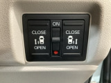 【両側パワースライドドア】両側がパワースライドドアになっており、運転席のスイッチやスマートキーでも開閉が可能です!開口部も広いので乗り降りも楽々♪