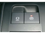 「P」ポジションに入れると自動で作動。「HOLD」スイッチを押し、システムONの状態にしておくことで、渋滞や信号待ちなどでブレーキを踏んで停車したときにブレーキを保持。アクセルを踏むと解除。