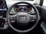 ハンドル左側にはオーディオ操作が出来るオーディオリモートコントロールスイッチ、右側にはHonda SENSINGとオートクルーズコントロールのスイッチを装備!