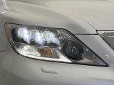 【LEDヘッドライト】悪天候や夜間走行時も良好な視界を確保し安心して運転できる高輝度LEDヘッドライトを装備!点灯速度が早く、消費電力も抑えられています。
