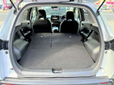 【ラゲッジスペース】ラゲッジルームはリアシートを倒すことで、大容量のスペースを確保♪
