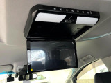 【フリップダウンモニター】大画面モニターで後席でもエンタメをお楽しみいただけます。小さなお子様にも大人気の装備です♪