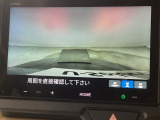 【バックカメラ】運転が苦手な方も車庫入れラクラクです!ギアをリバースに入れれば自動的に切り換わりますので、面倒な操作は不要です♪狭い駐車場もお車を傷つけず安心ですね!