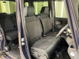 乗降がしやすい運転席。高さが調節できて小柄な方でも運転しやすいポジションをとることができます。