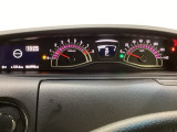 スピードメーターとタコメーターを大きく配した見やすいメーター部になっています。左側のインフォメーション画面でオドメーターや燃費などの情報を確認できます。