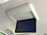 【フリップダウンモニター】大画面モニターで後席でもエンタメをお楽しみいただけます。小さなお子様にも大人気の装備です♪
